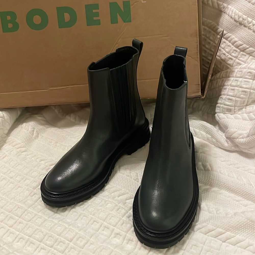 BEAUTIFUL dark green leather boots